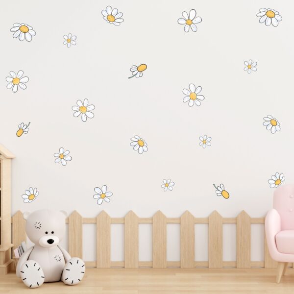 White & Yellow Daisy Pattern
